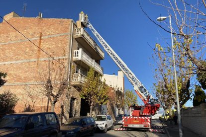 Fuego de chimenea ayer por la mañana en la calle Poeta N’Assam de Tàrrega.