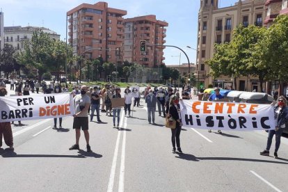 Els manifestants han tallat el trànsit a l'avinguda Balmes, a l'altura de la plaça Cervantes.