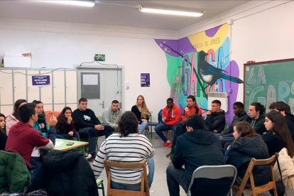 Miembros de la asamblea de jóvenes La Garsa en su local en las antiguas escuelas de Alcarràs. 