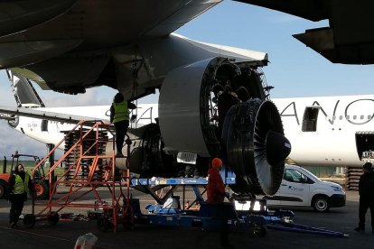 Desmantelamiento de un Boeing 747 en el aeropuerto de Alguaire.