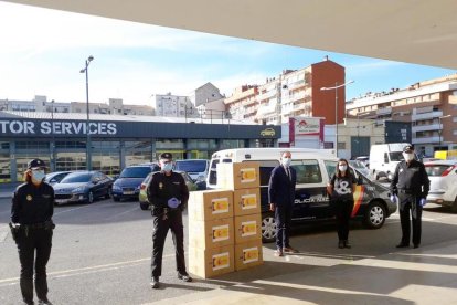 Mascarillas  del Estado -  El Gobierno central finalizó ayer con la entrega a la Paeria el reparto de 132.000 mascarillas: 65.000 para los ayuntamientos, 55.000 para el transporte público y 12.000 para entidades sociales.