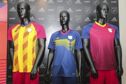 Las nuevas camisetas que usarán esta temporada las selecciones catalanas de fútbol.