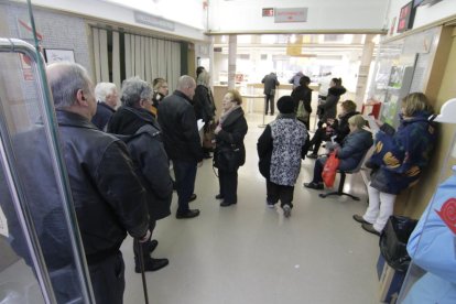 Imatge d’arxiu de pacients esperant al CAP de Balàfia.