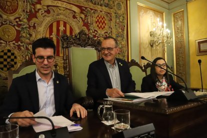 El alcalde, Miquel Pueyo, muy sonriente en el momento de comenzar el pleno, que duró cinco horas.