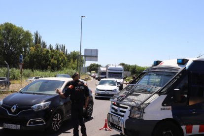 Controles y colas  -  Controles que efectuaron ayer los Mossos d’Esquadra causaron largas colas de vehículos para acceder a la ciuidad de Lleida. Por ejemplo, a primera hora de la mañana, los agentes estaban en la rotonda cerca del Jardiland y  ...