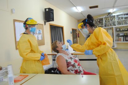 Imatge d’una veïna de Torregrossa sotmetent-se el 6 d’agost a una prova PCR.