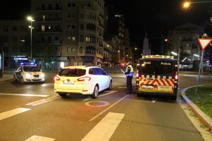 Imagen del control de la Guardia Urbana el lunes por la noche en Ricard Viñes. 