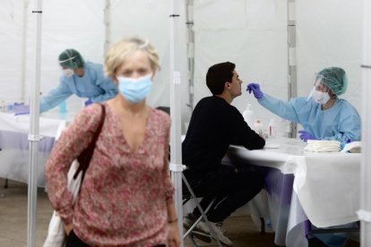 Una sanitaria le practica un frotis nasal a un vecino de Ordizia en una de las carpas instaladas. 