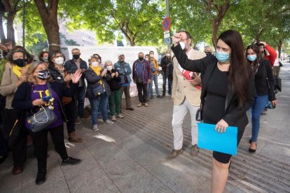 La activista Tamara Carrasco, acompañada por su abogado Benet Salellas.