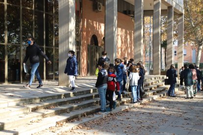 Alumnes s’esperen per sotmetre’s a una PCR al pavelló Onze de Setembre dissabte passat.