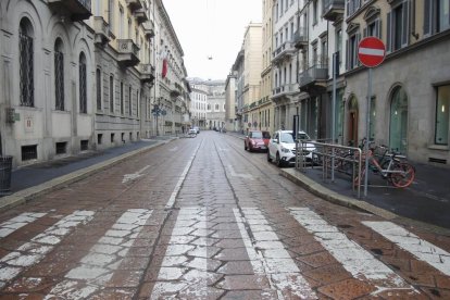 Italia  -  La cifra de fallecidos por el coronavirus ascendió ayer hasta las 148 personas. Las medidas impulsadas por el gobierno como dejar un metro de distancia entre personas o no saludarse con besos ni abrazos provocan que las ciudades parezca ...