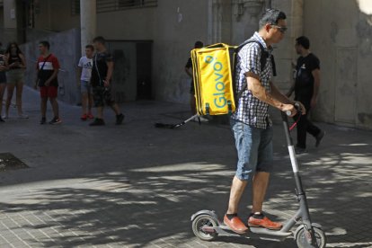 Imatge d’arxiu d’un repartidor de Glovo a Lleida.