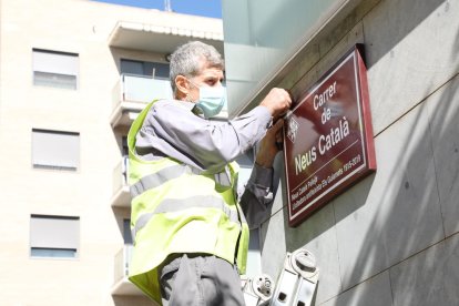 Lleida retira las placas de las últimas calles 'franquistas' de la ciudad