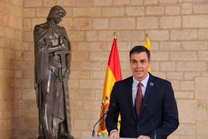 El president espanyol, Pedro Sánchez, atén la premsa des del Palau de la Generalitat després de reunir-se amb Quim Torra