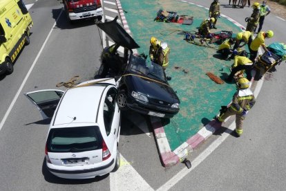 Vista de los dos vehículos que sufrieron ayer una colisión frontal en la carretera C-451 en Olius. 