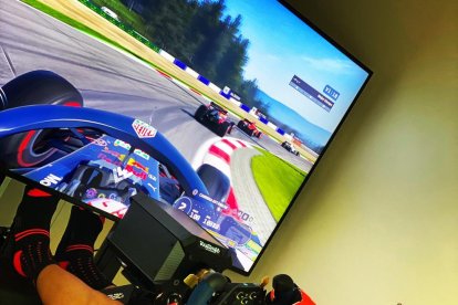 Marc, divertint-se ahir amb el videojoc de F1.