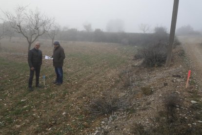 El presidente del Segrià Sud, Joan Sabaté (izq), junto las estacas que señalan las nuevas conducciones.