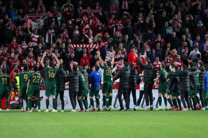 Los jugadores del Athletic festejaron la clasificación con su afición.