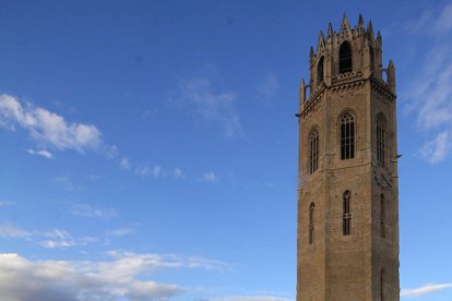 Imagen de archivo de la Seu Vella, con el Castell del Rei al fondo.