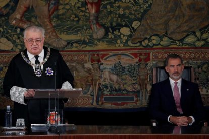 El presidente del TC, Juan José González Rivas, con el rey.