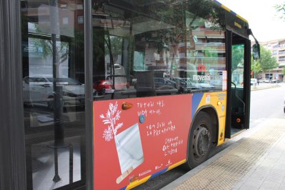 Un dels cartells i missatges poètics de comiat de Titilamel en un autobús urbà de Lleida.