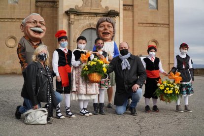 Una ofrenda floral simbólica en el santuario del Sant Crist marcó un inicio inusual de las fiestas.