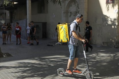 Imagen de archivo de un repartidor de Glovo en Lleida. 