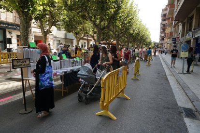 El Mercat de les Rebaixes es va celebrar ahir al passeig de l’Estació amb 18 parades.