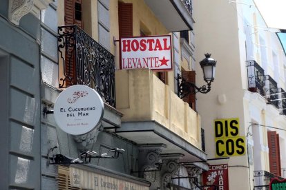 Vista del Hostal Levante en la calle Postigo de San Martín del distrito Centro de la capital. 