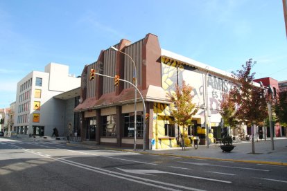 El bar de L’Amistat es troba annex al teatre de Mollerussa.