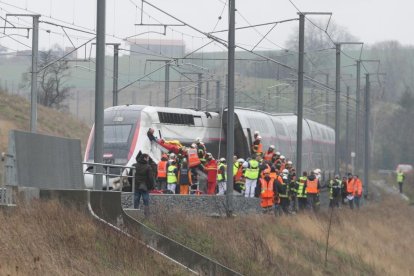 Una vintena de ferits al descarrilar un tren a Estrasburg