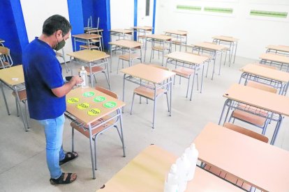 Preparant la tornada a les aules - Les escoles i els instituts esgoten aquests últims dies abans de l’inici de curs per condicionar i preparar les aules i zones comunes per tornar a classe amb totes les garanties sanitàries. A la imatge, el dir ...