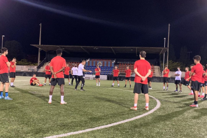 Miembros de la plantilla de la UE Tàrrega, durante un entrenamiento de esta temporada.