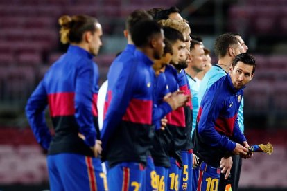 Messi observa a sus compañeros en los instantes previos al partido ante el Dinamo de Kiev.