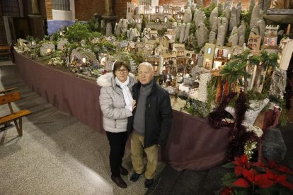 Virgilio del Olmo frente a su pesebre, que se podrá visitar en la parroquia Sant Pau hasta el 2 de febrero.