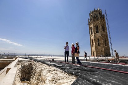 L’alcalde accidental, Toni Postius, ahir durant la visita a les obres de restauració de la Seu Vella.