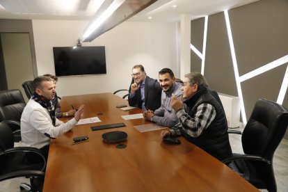 Representantes del Gardeny, ayer durante la reunión con el concejal de Deportes Sergio González.