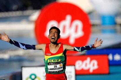 Ayad Lamdassem, emocionado al entrar en la línea de meta, ayer en Valencia.