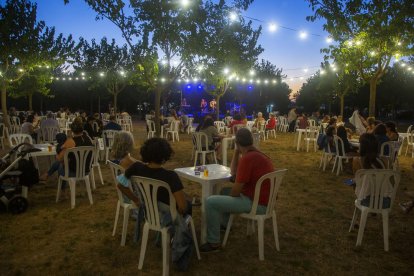 Unes 200 persones van anar dijous al càmping de Tàrrega en el marc del nou cicle ‘Km Cultural’.