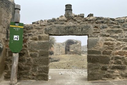 L’església de Sant Simeó de Massoteres és del segle XI i és d’estil romànic.