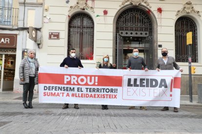 El acto reivindicativo celebrado ayer ante el PSC de Lleida.