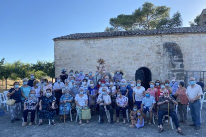 Alguns dels participants a l’Aplec de Sant Salvador de les Borges Blanques després de la celebració d’una missa en honor al sant.