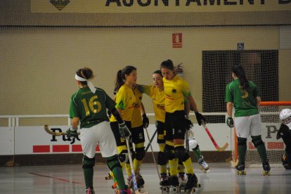 Jugadoras del Vila-sana celebran uno de sus goles el sábado.   