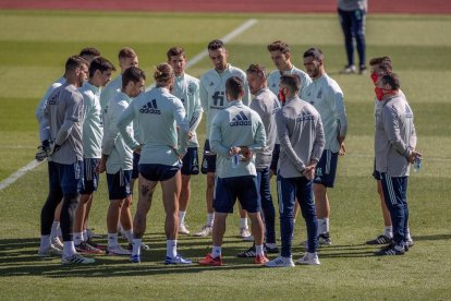 Luis Enrique da instrucciones, ayer, a los jugadores.