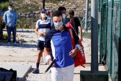 Roberto Bautista, a su llegada a la pista con mascarilla.