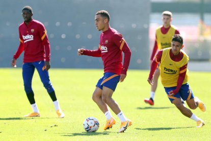 Sergiño Dest, durante la sesión de entrenamiento de ayer del FC Barcelona.