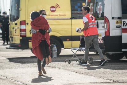 Muere un bebé nacido en una patera que se dirigía a Canarias