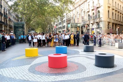 Familiares concentrados en la zona del ataque de Les Rambles.