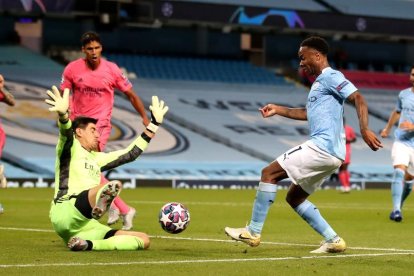 Raheem Sterling dispara davant de Courtois en una de les múltiples ocasions que va tenir el Manchester City per sentenciar.