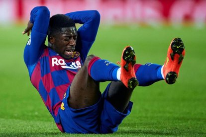 Ousmane Dembélé es mostra adolorit a la gespa després de lesionar-se aquesta temporada.